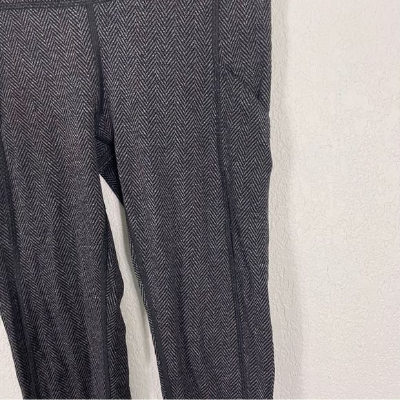 Lululemon Grey and Black Herringbone Leggings with Pockets - Picture 5 of 9